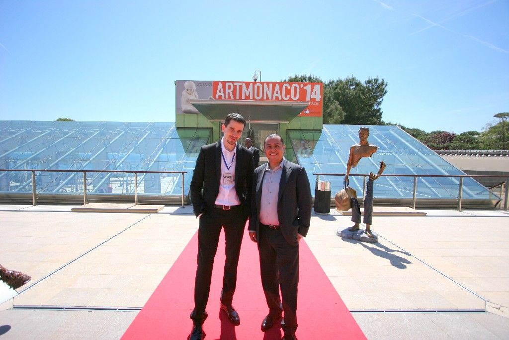 Od lewej: Paweł Kamiński, właściciel Touch of Art, i Johnessco Rodriguez z firmy Opus Eventi, która co roku organizuje targi w Monaco, przed wejściem do słynnego Grimaldi Forum.