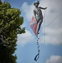 Jerzy Kędziora - Chłopiec z latawcem - RZEŹBA BALANSUJĄCA