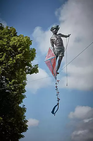 Jerzy Kędziora - Boy with a kite - BALANCE SCULPTURE