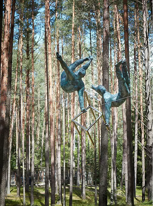 Jerzy Kędziora - Duo with a chair - BALANCED SCULPTURE