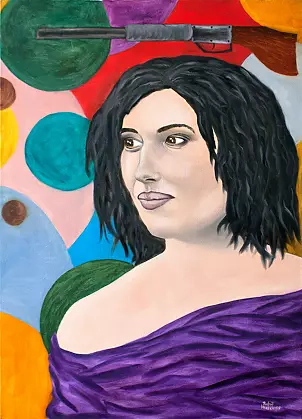   - Monika z magnum Chucka w tle