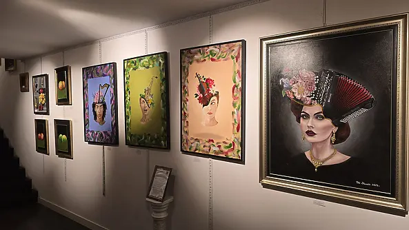 Piotr Starzecki - Nadia - Black suits her