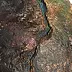 Adriana Plucha - Sculpture "Soleil d'obsidienne" de la série "Jardins du Monde" - Asie. Pierre (granit), détrempe à la base d'un liant à base d'oeufs, "Or des étoiles", base de feuille d'or 23,75 carats, dim. 39x39x29,5 cm, 2018.