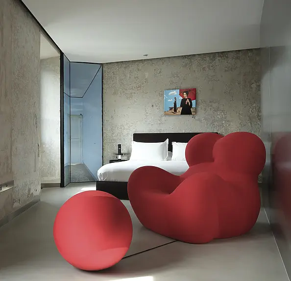 Nataliya Bagatskaya - Stroll Under the Red Umbrella