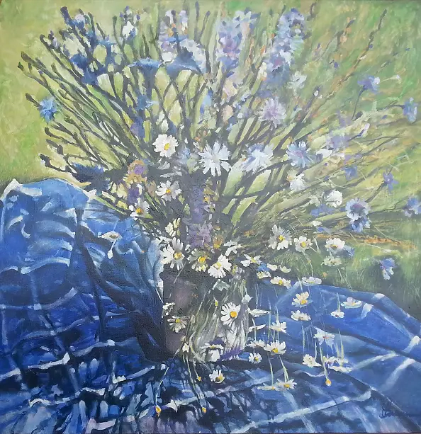 Andrzej Siewierski - Daisies in a vase on a blue tablecloth