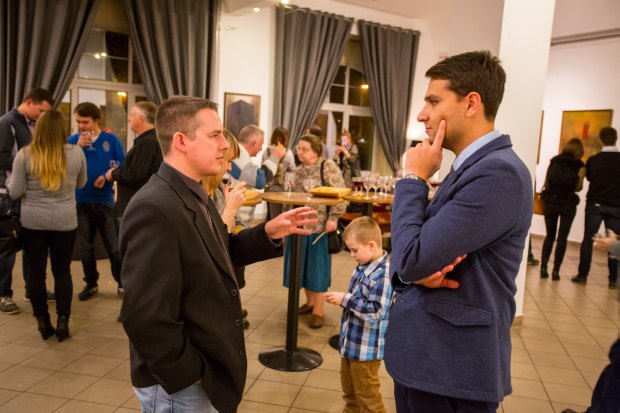 Krzysztof_Heksel_rozmowa z odwiedzającym wystawę