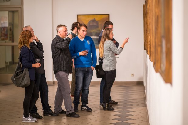 Publiczność kontemplująca obrazy